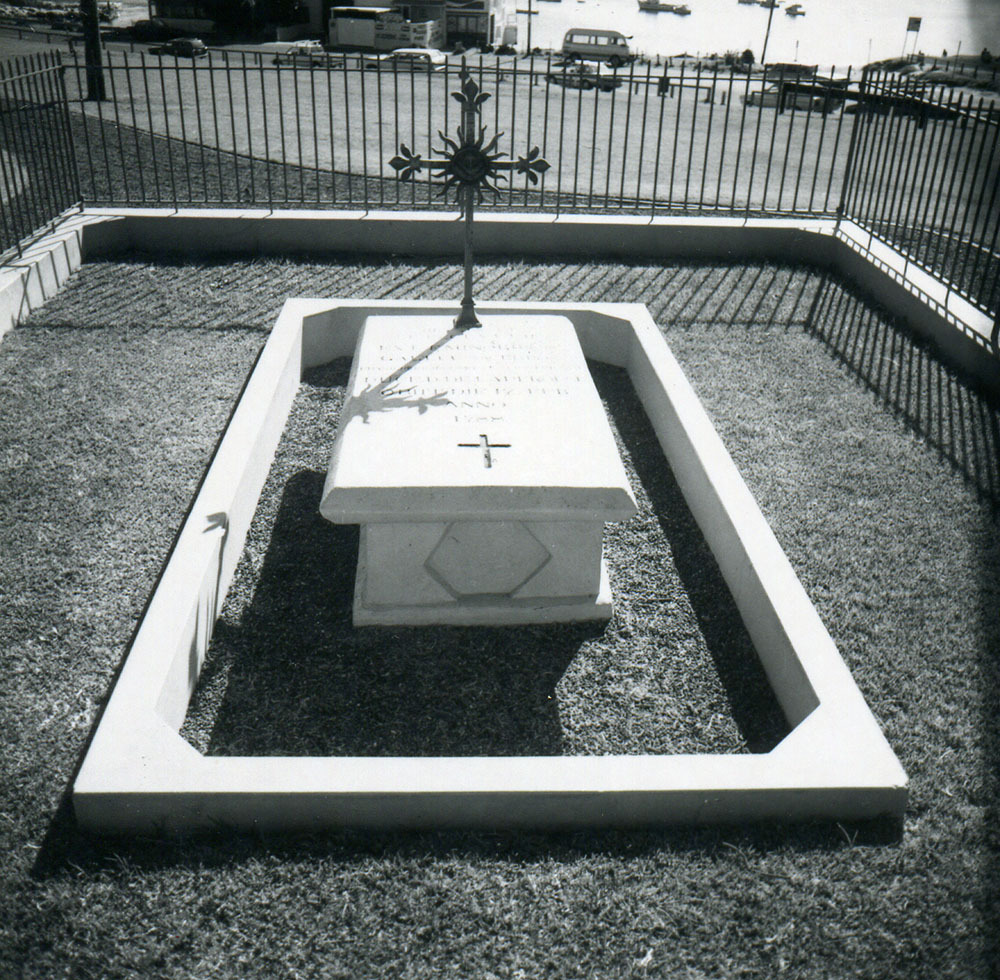 Tomb of Pere Receveur