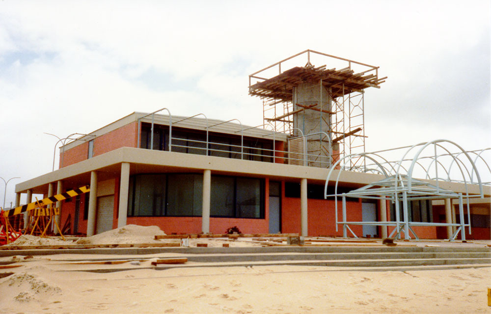 The construction of the Maroubra Beach Pavilion looking west