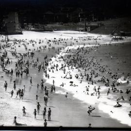 A crowd on Coogee Beach 