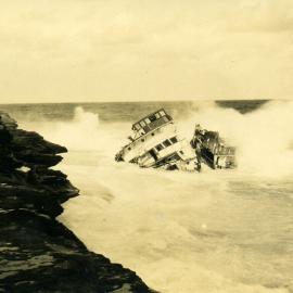 Crowd overlooking the wreck of the M.V. Malabar