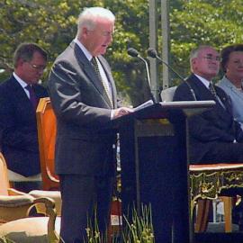 Sir William Deane addressing the crowd at the ceremony for the Official Centenary of the Federation of Australia