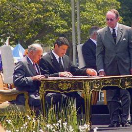 Governor of Victoria, John Landy, and Premier of Victoria, Steve Bracks, at the ceremony celebrating the Centenary of Federation of Australia