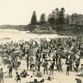 A crowded Coogee Beach looking south (Photo 1 of 2)