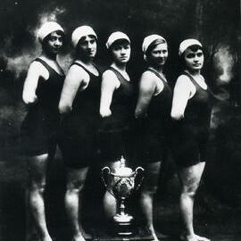 Champion swimmers Mina Wylie and Fanny Durack