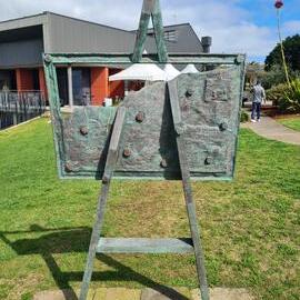 Reverse of Christo the Artist Sculpture
