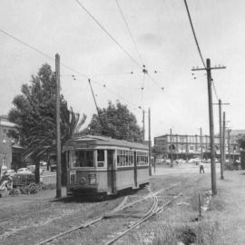 Tram approaching Nine Ways Intersection at Kingsford