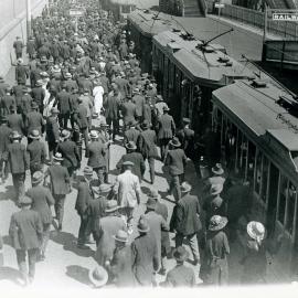 Crowd on Randwick Racecourse Platform