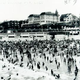 Crowd on Coogee Beach looking south-west